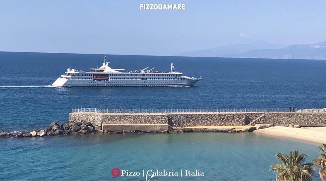 Casa Di Giorgio-Fronte Spiaggia Pizzo  Luaran gambar